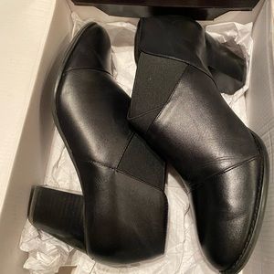 Vionic black heeled shooties